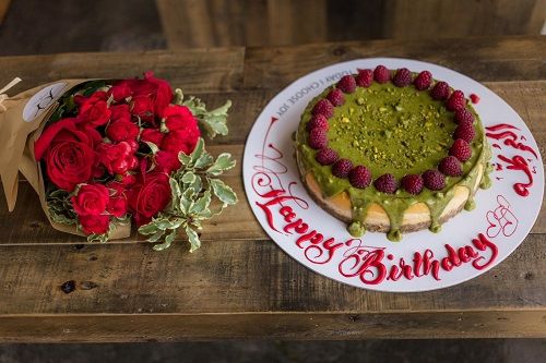 Bundle Pistachio Cheesecake with Red Bouquet