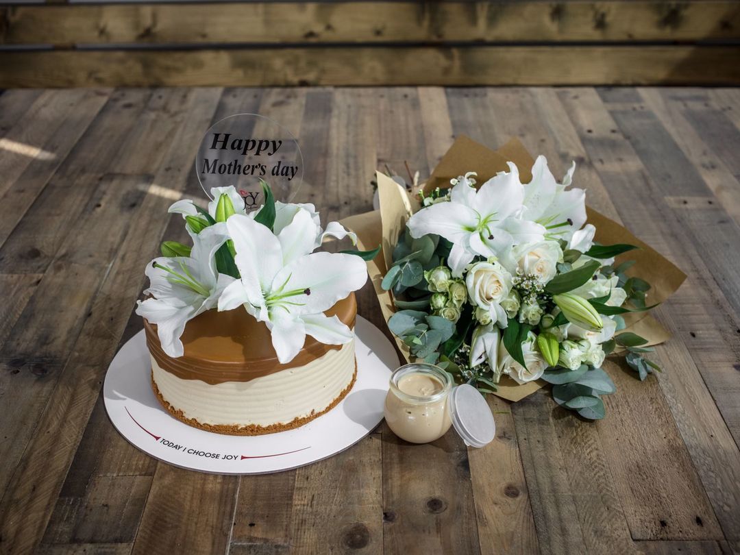Bundle Lotus cake with flower Bouquet