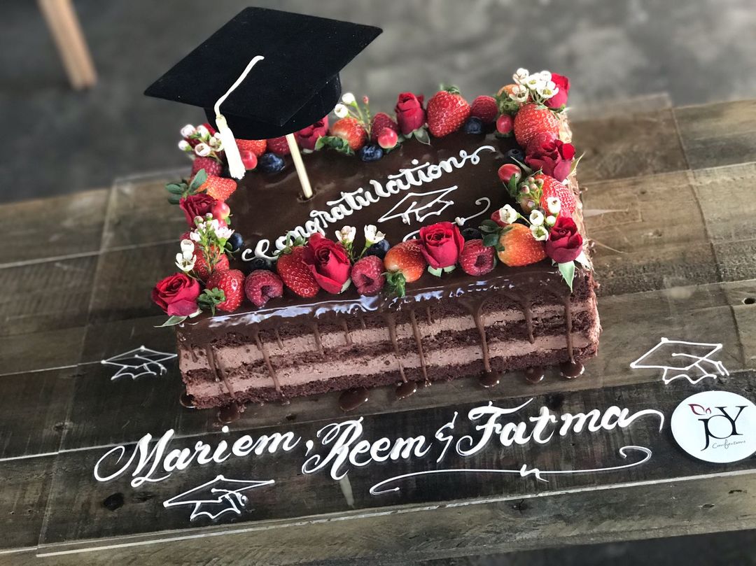 Graduation Choco Berry Cake