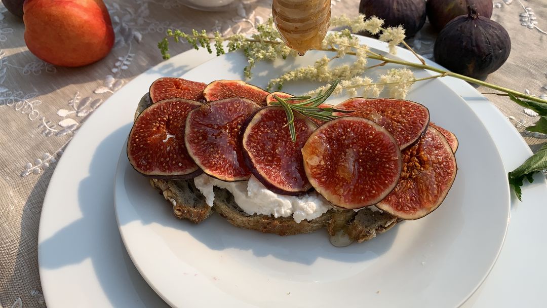 ricotta cheese Open sandwich with figs and honey