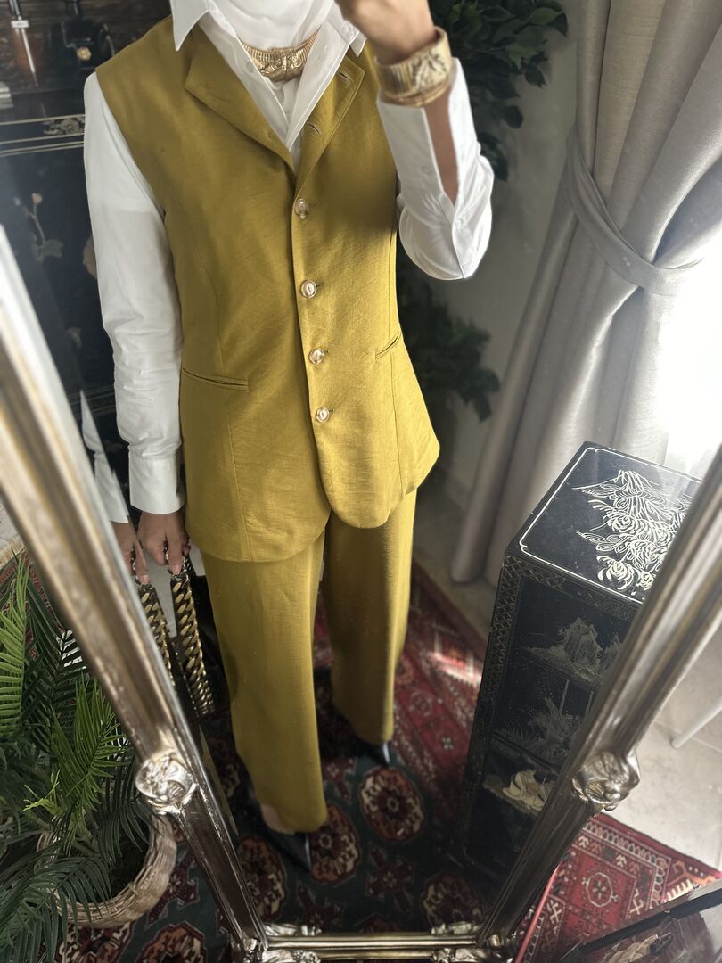V suit
