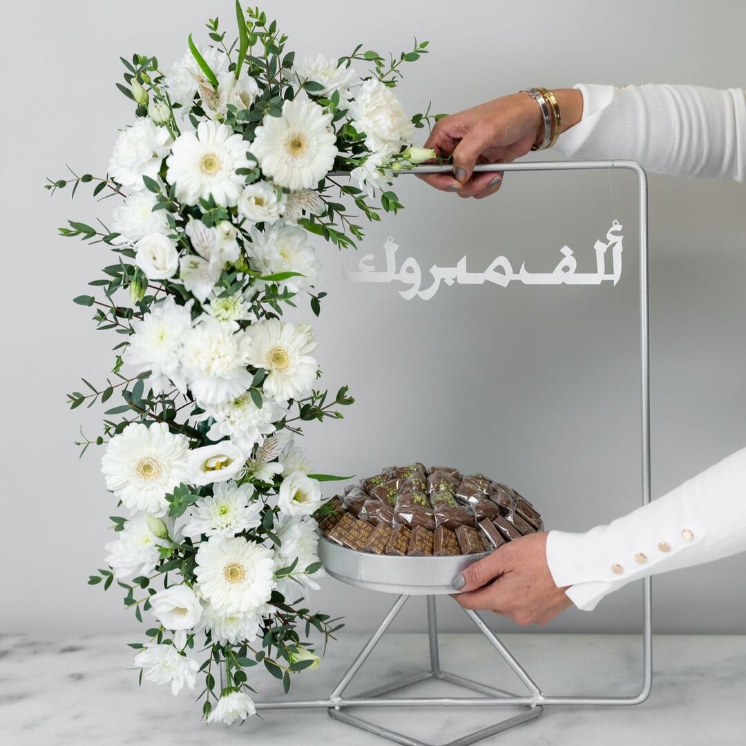 ستاند الشوكلت الرمادي مع ورد الجربارة الابيض