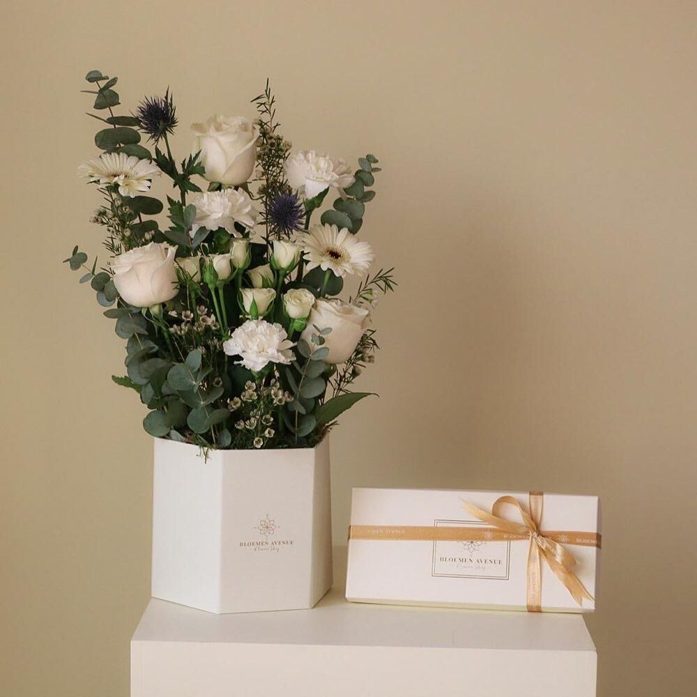 White Box With White Flowers Graduation Takharisa & Chocolate Box 18pcs Gt 2
