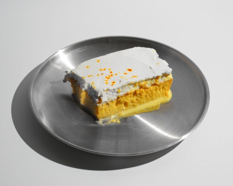 Leche saffron cake