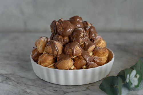 CUSTARD PROFITEROLES