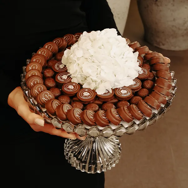 Crystal chocolate stand with natural roses E1