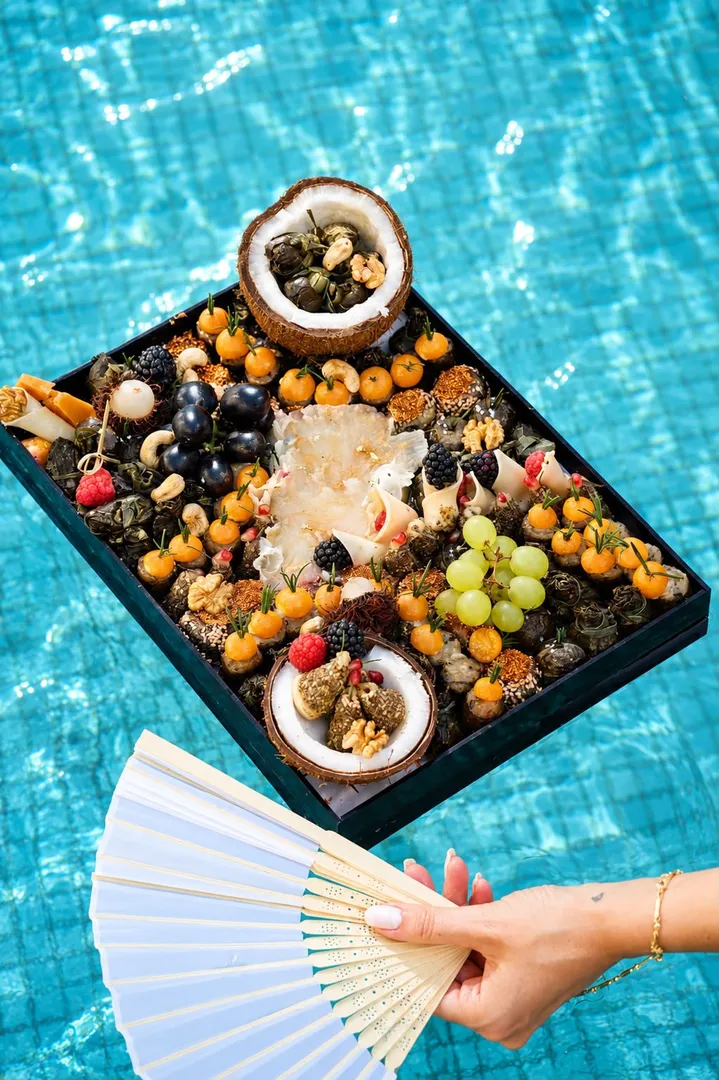 Vine leaves plater