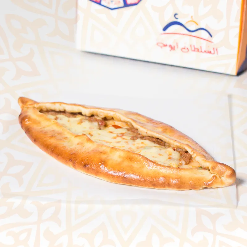 فطيرة دجاج و جبن بالعجين