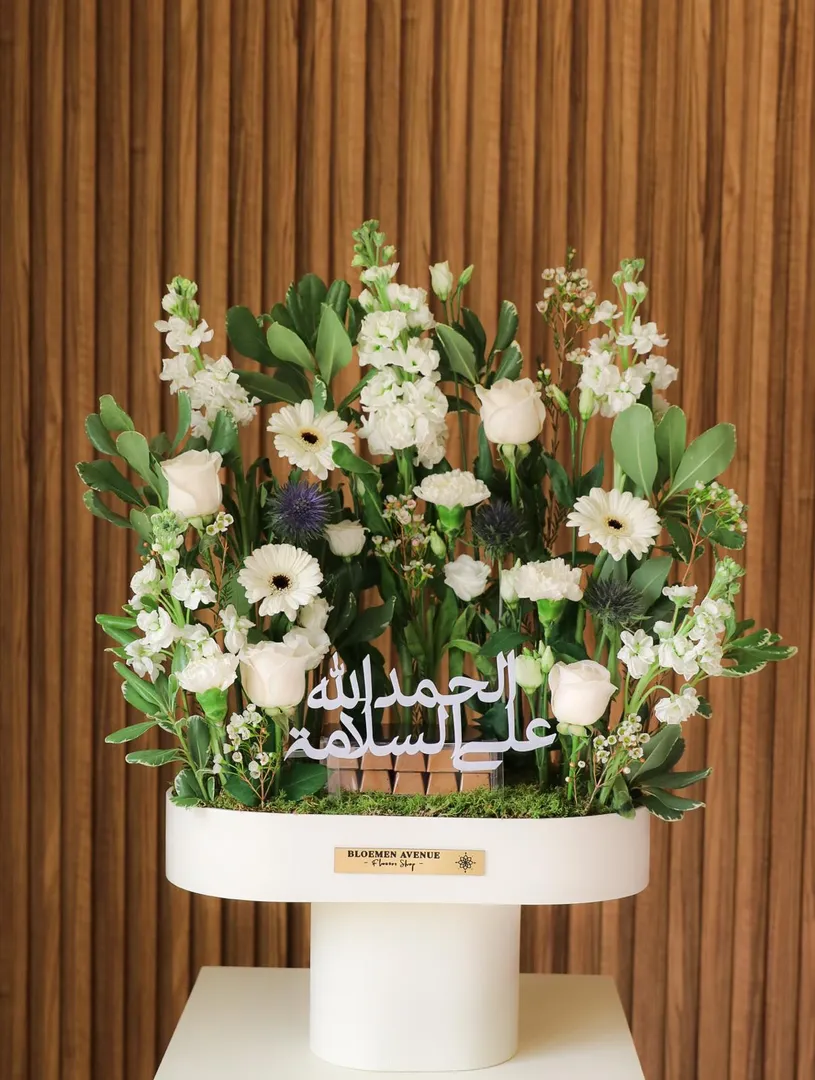 Wooden tray 60 cm high, width 40 with a combination of mix flowers and 40 pieces of joclate N 32