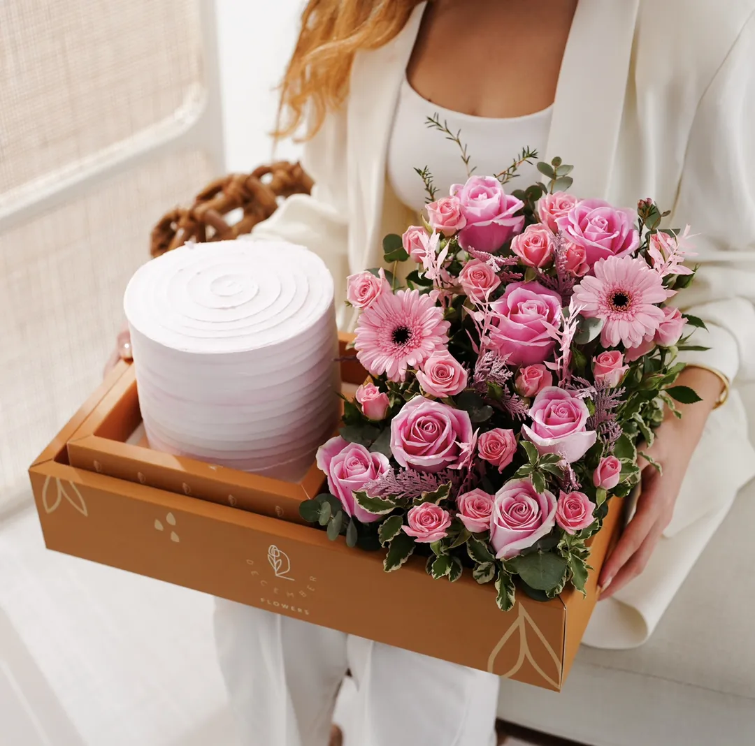Gold box flower with cake ( pink flower + cake pink 4inch mix chocolate vanilla)
