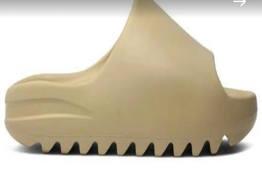 Yeezy Slides 'Desert Sand'