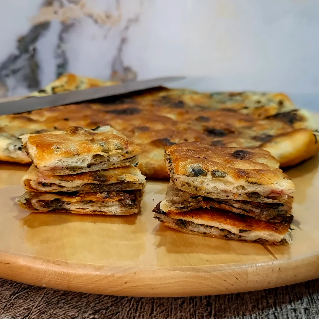 Green zaatar bread tray