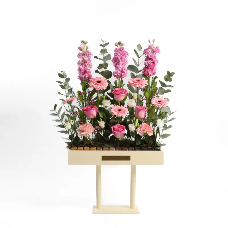 Wooden stand with an assortment of pink flowers and chocolate 28 pieces L42