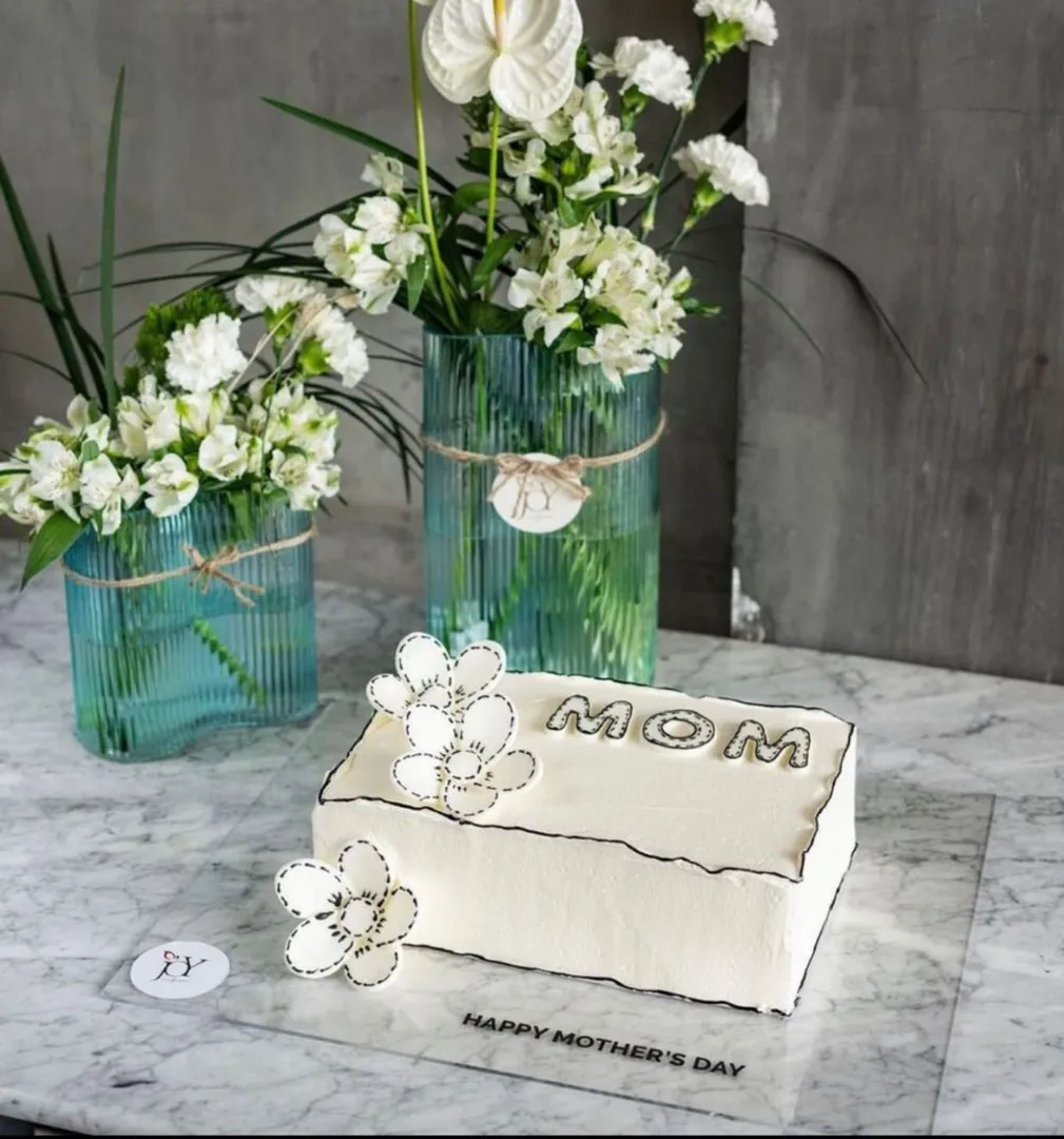 MOM Flower Comic Cake- 2 blue vases