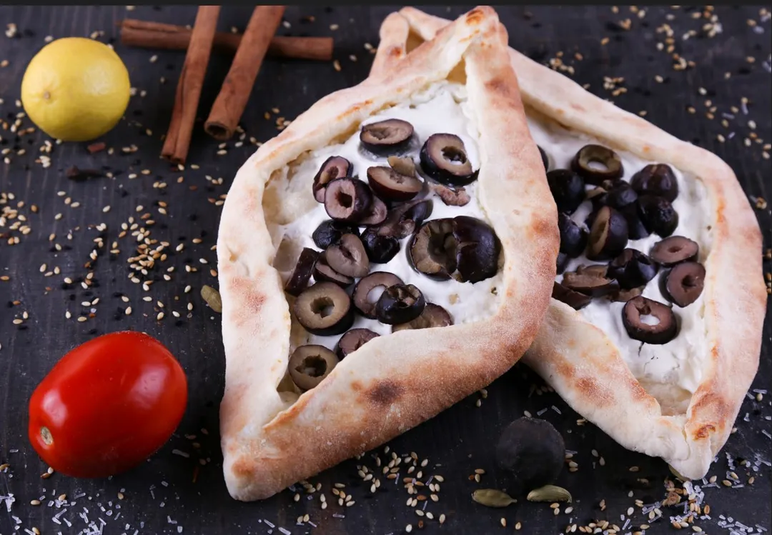 مناقيش لبنه بالزيتون الاسود