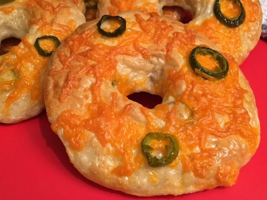 بيغل بالهالبينو والشيدر