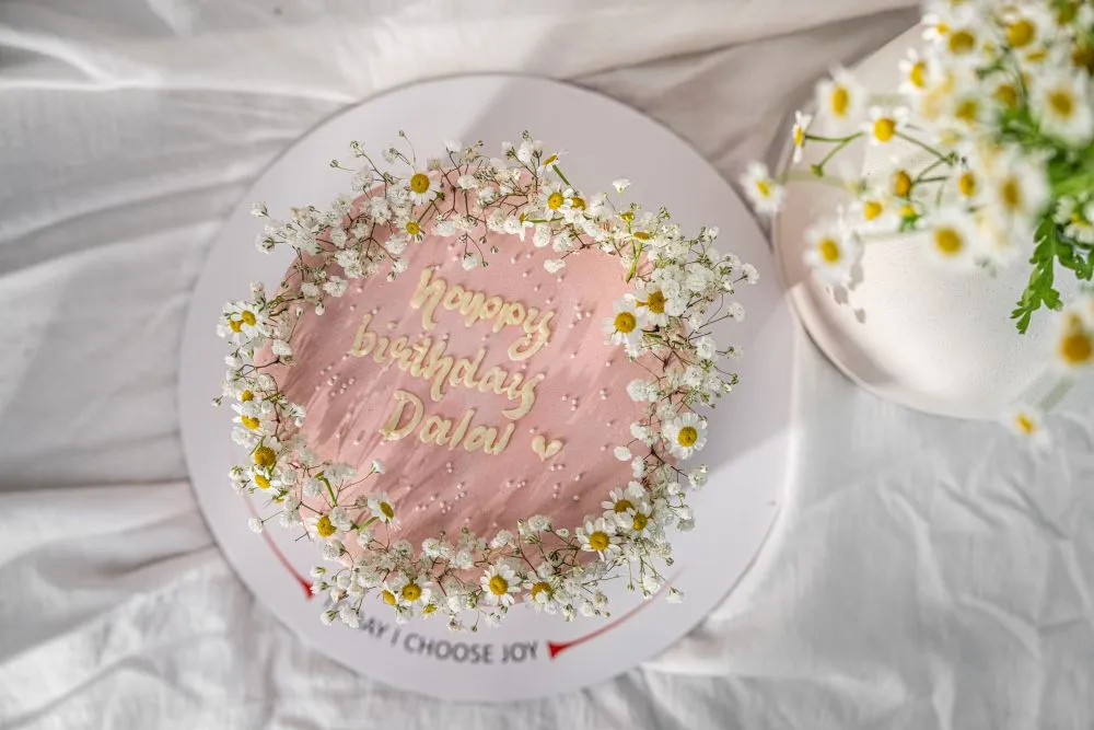 Baby's Breath Crown Cake