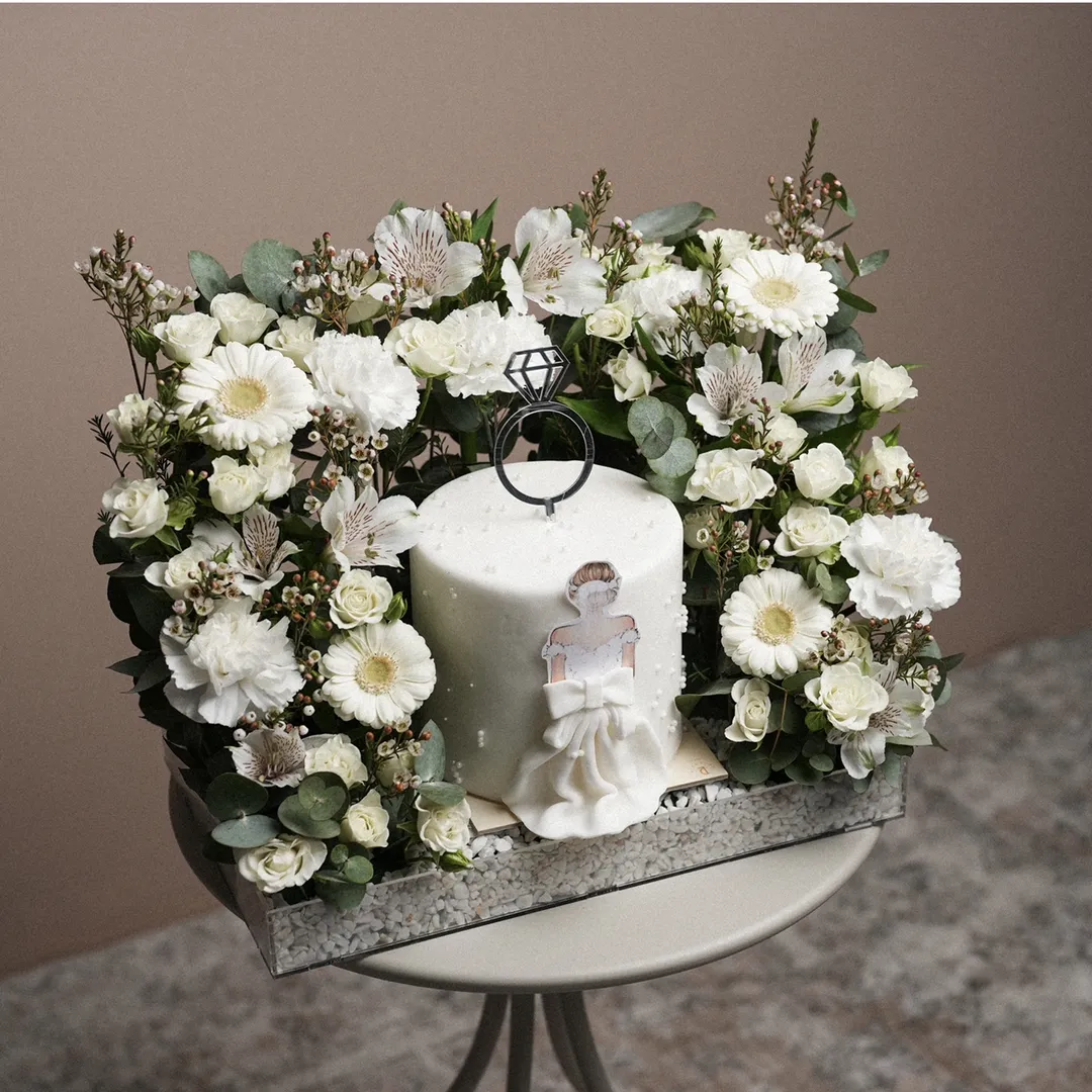 Bride to be cake with flower (6inch mix chocolate vanilla