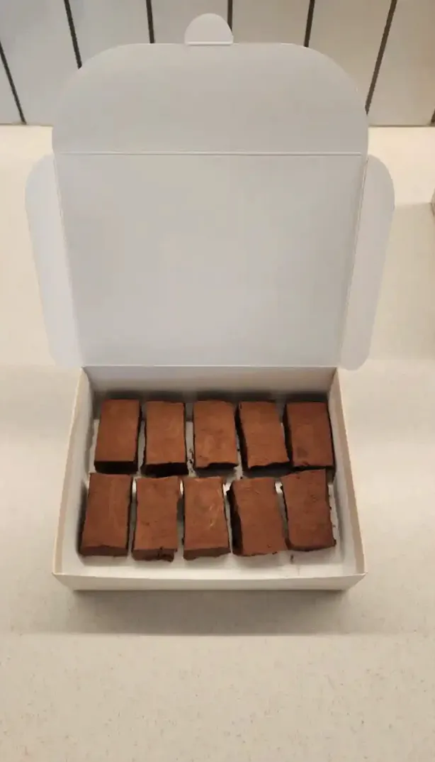 علبة شوكولاتة مربعة