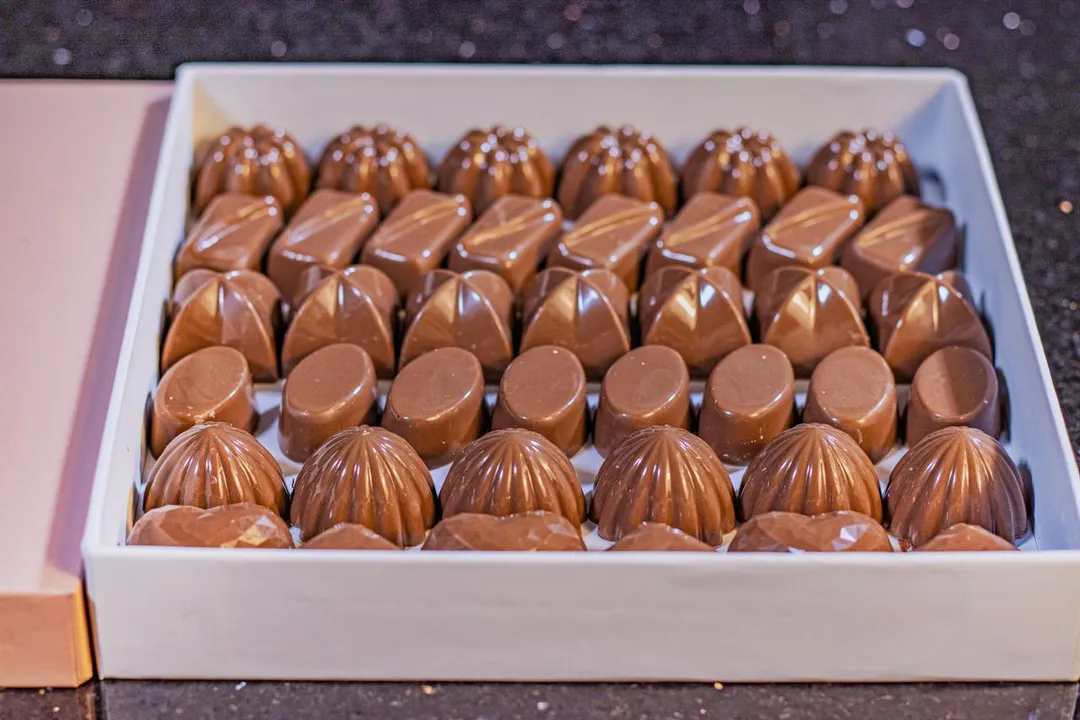 علبة شوكولاتة شيء ما