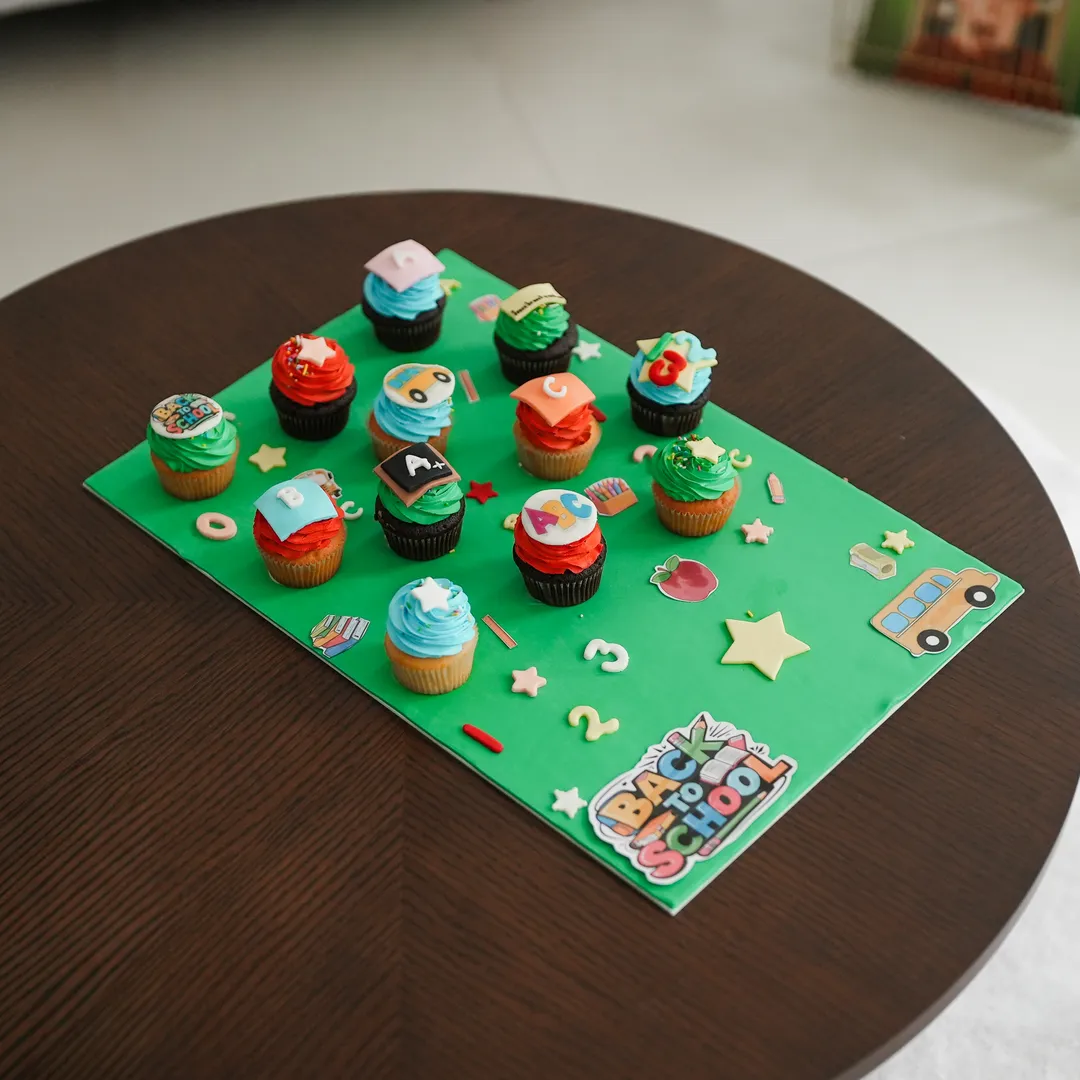 Back to school cup cake bord