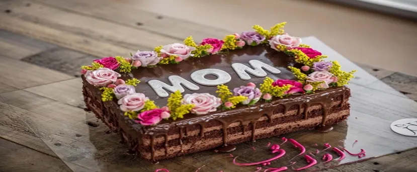 MOM Crown Cake