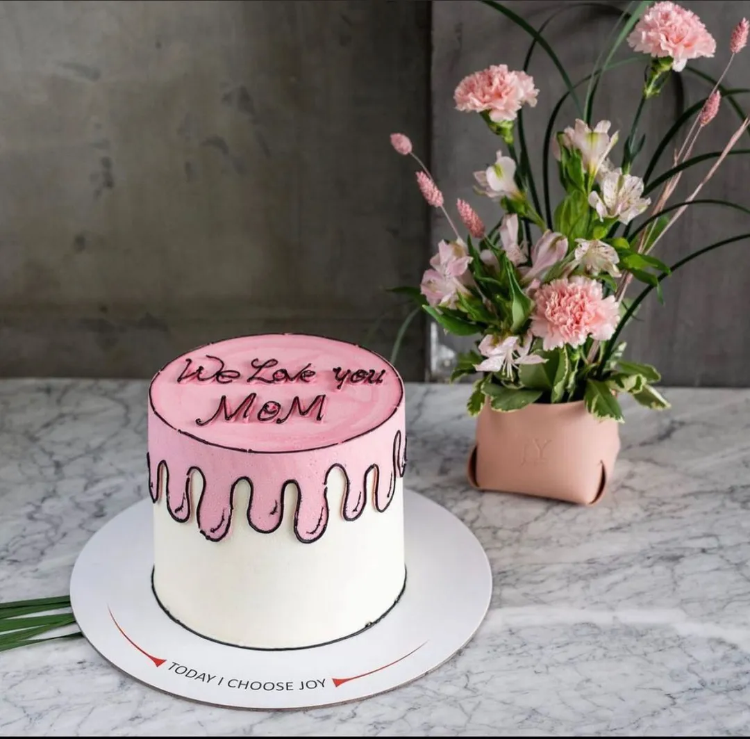 MOM Pink Comic Cake