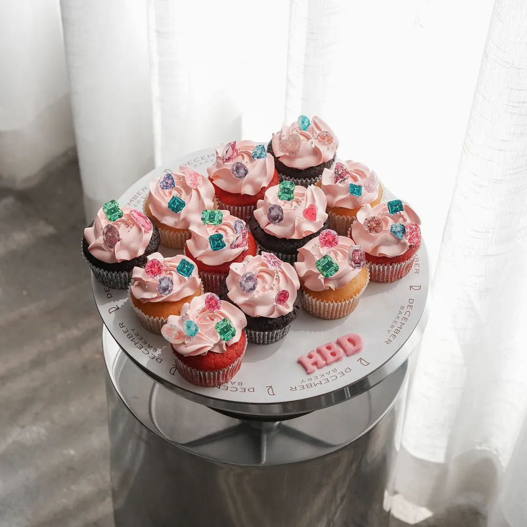 Jewel-adorned pink cupcakes (12 pieces)