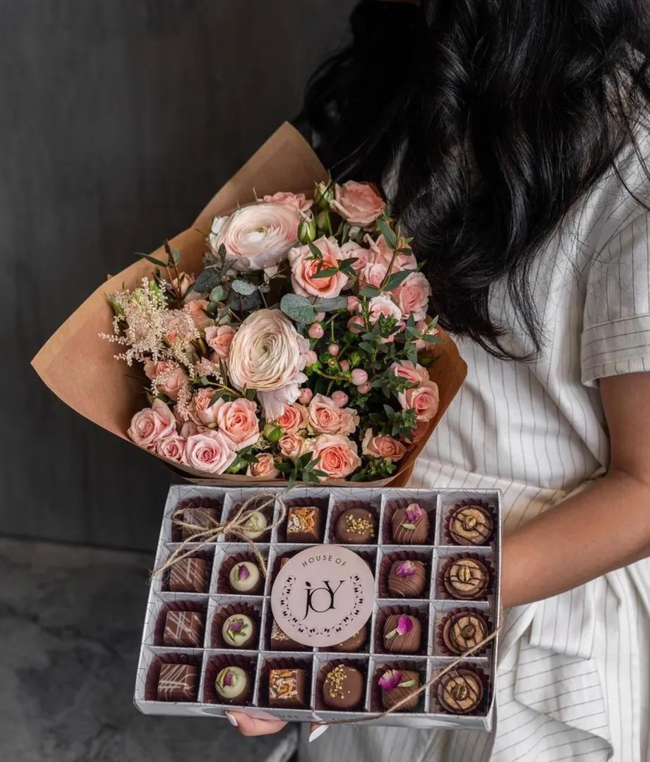 Mom chocolate with bouquet