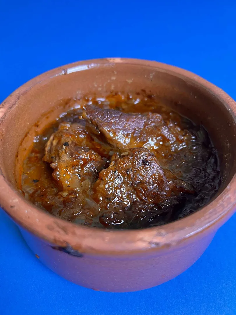 طاجن لحمة بالبصل المكرمل