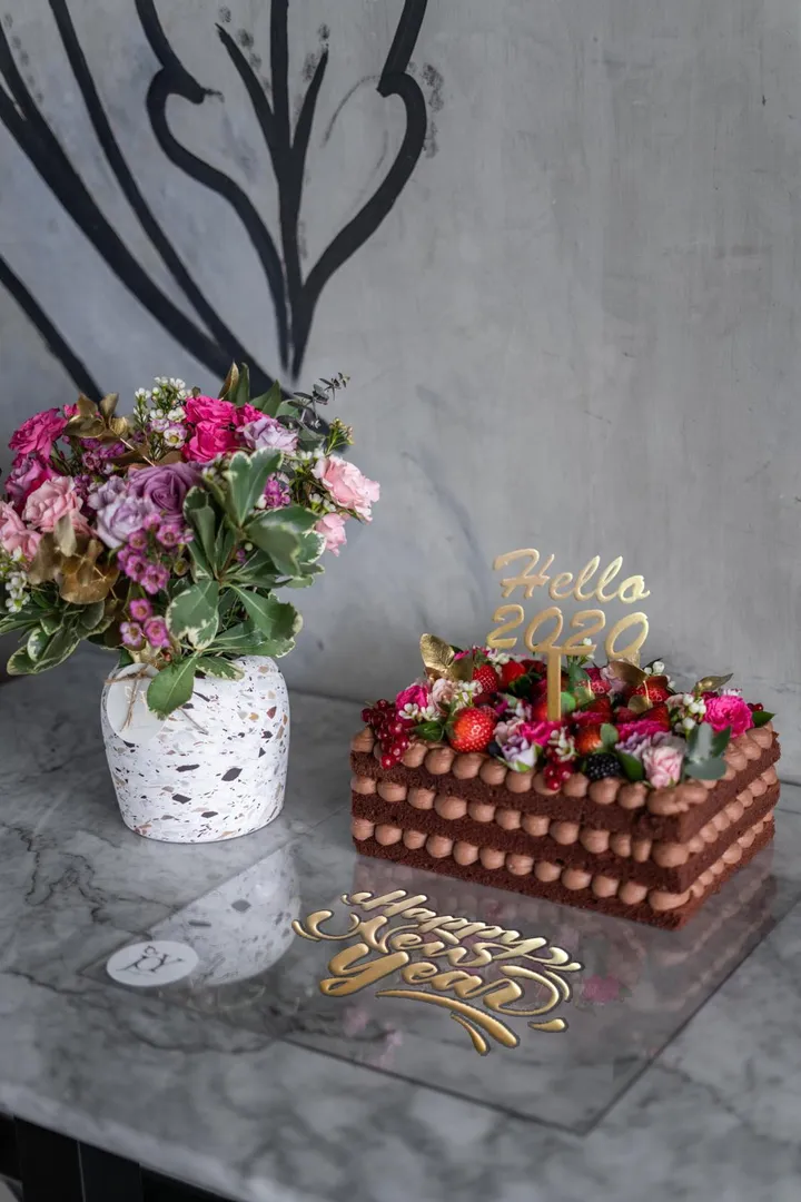 2 kg choco garden cake with vase