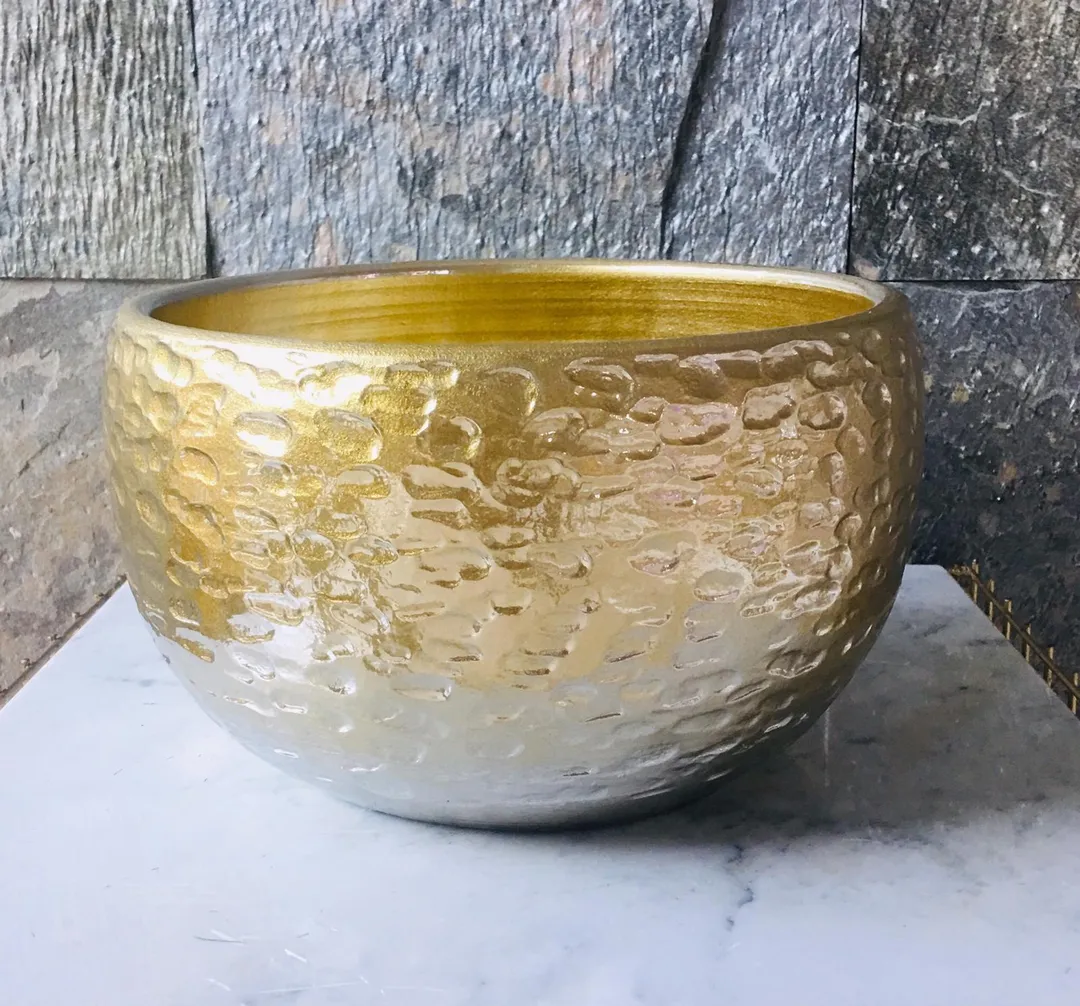 فازة هولندية ذهبية - 1 .