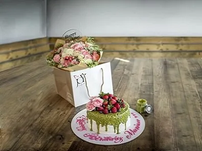 Bundle Pistachio Cake with Romantic Bouquet