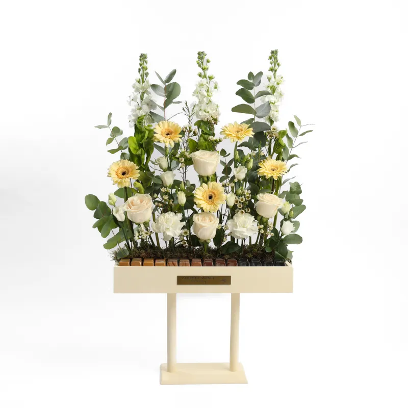Wooden stand with assortment of flowers and chocolate 28 pieces L50