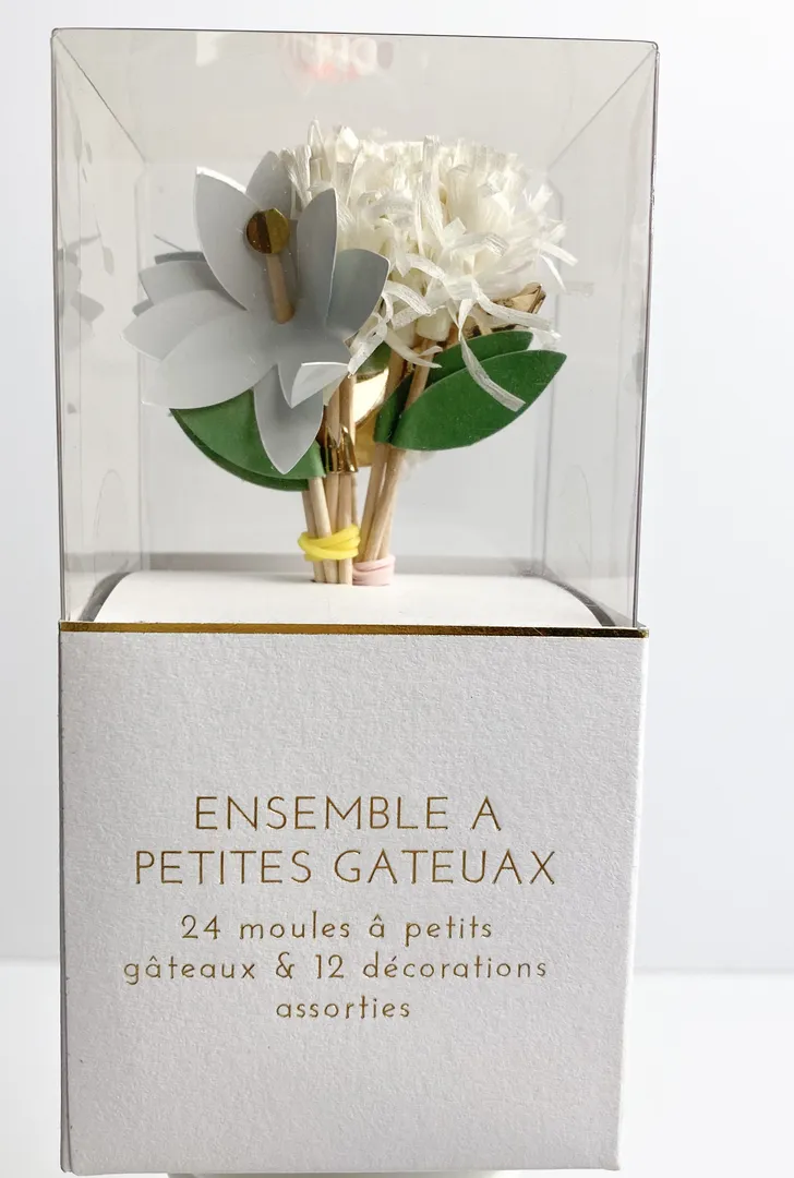 cupcake kit with gold liner