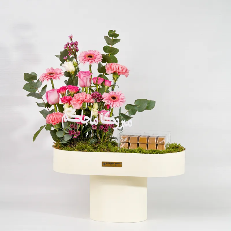 Wooden tray 60 cm high, width 40 with a combination of pink flowers and 40 pieces of joclate N 27