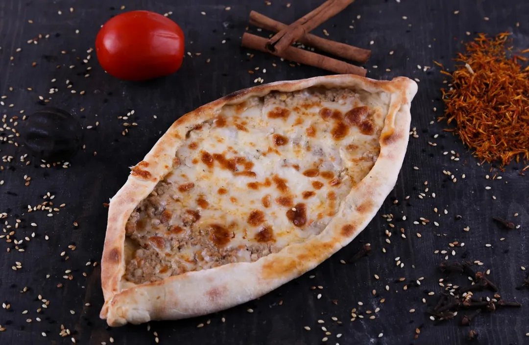 منقوشة سجق بالجبنة الموتزاريلا