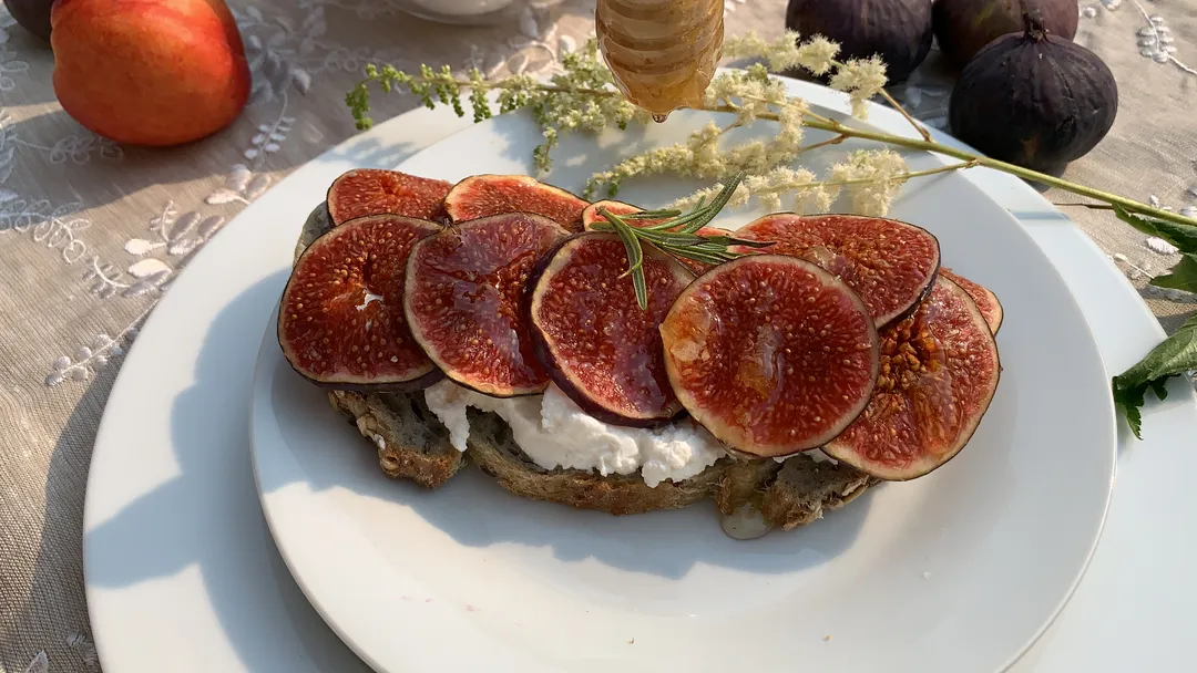 ricotta cheese Open sandwich with figs and honey