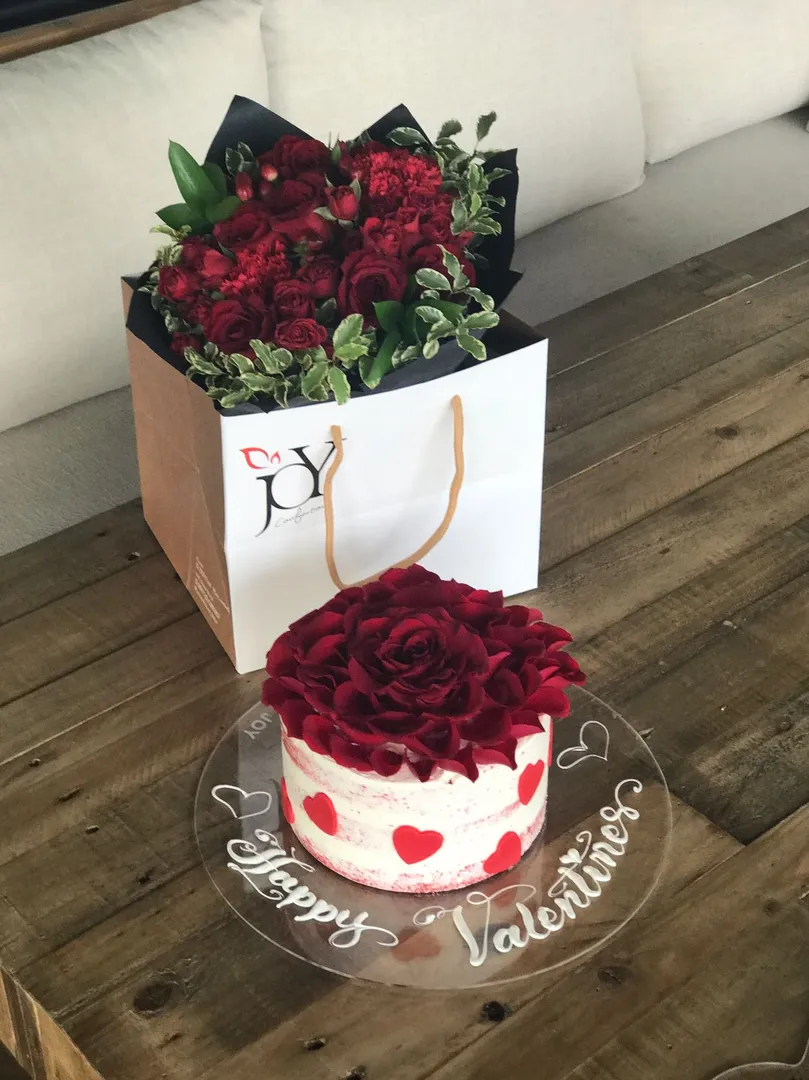 Valentine flower cake