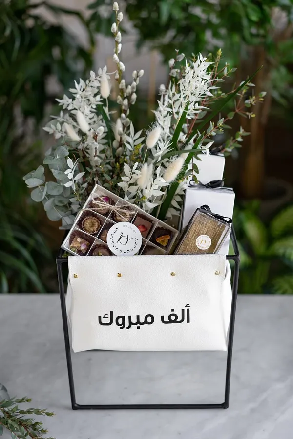 White Stand - White dried flowers