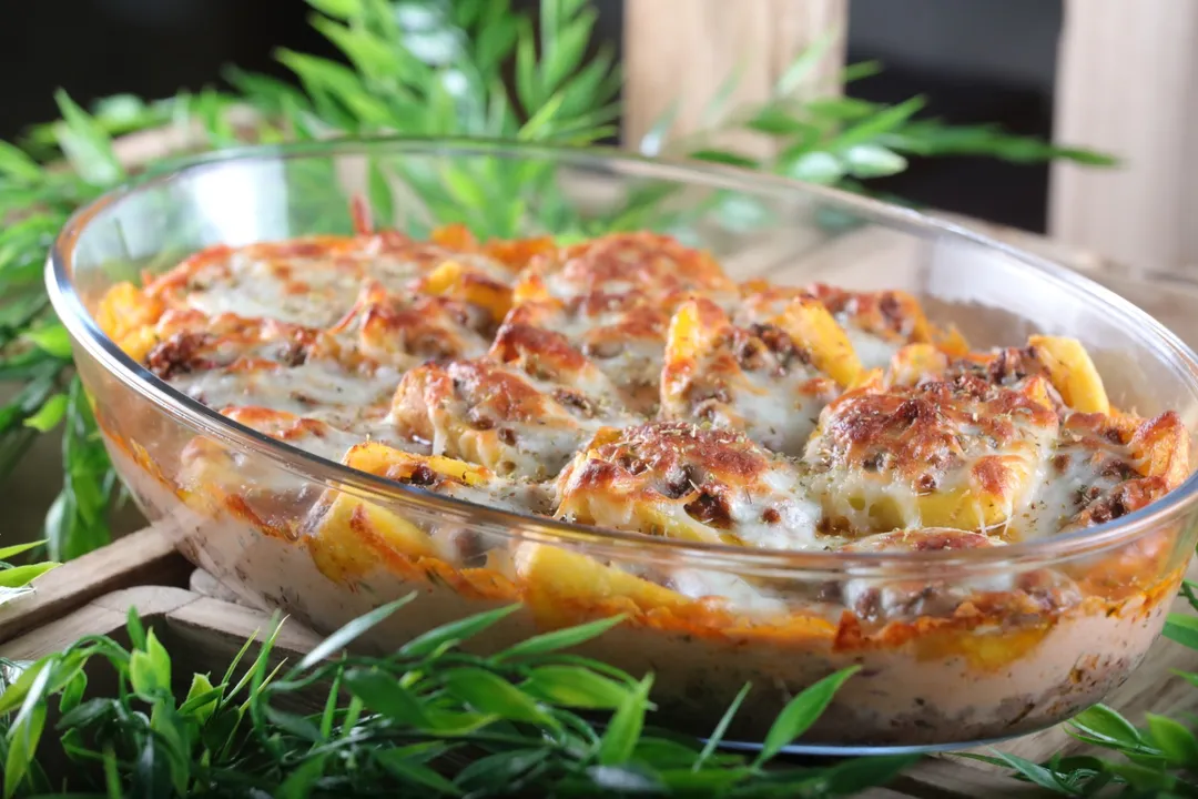 Stuffed potatoe with minced meat & pink sauce