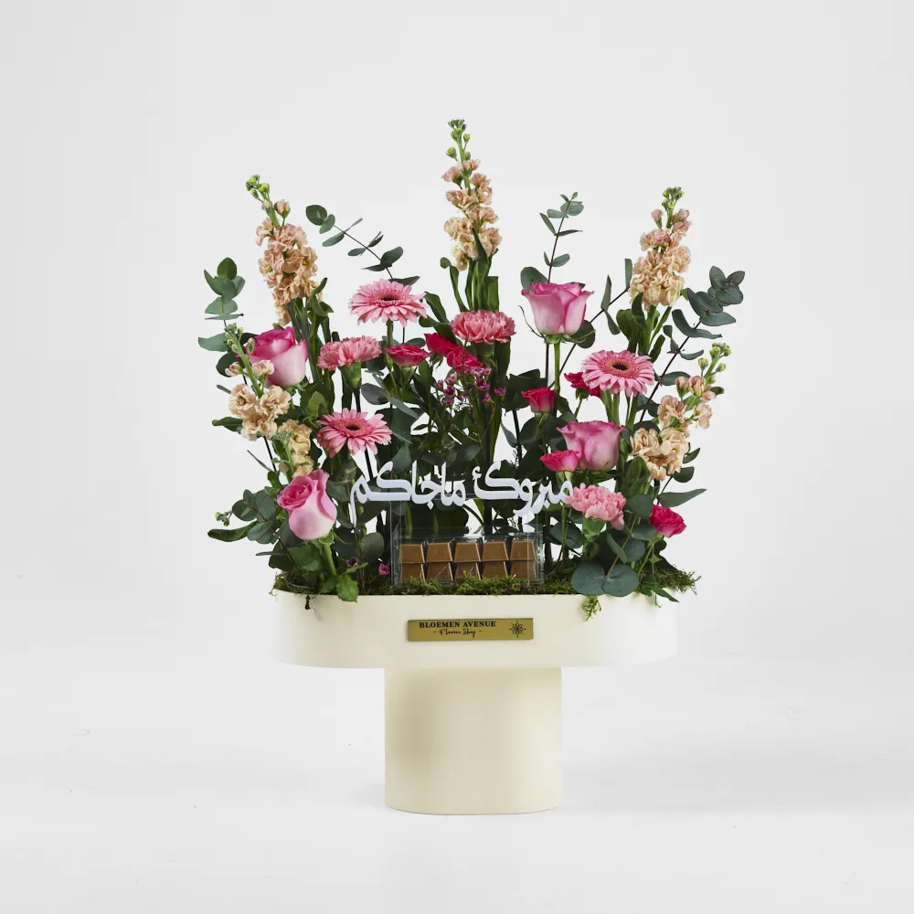 Wooden tray 60 cm high, width 40 with a combination of pink flowers and 40 pieces of joclate N 30