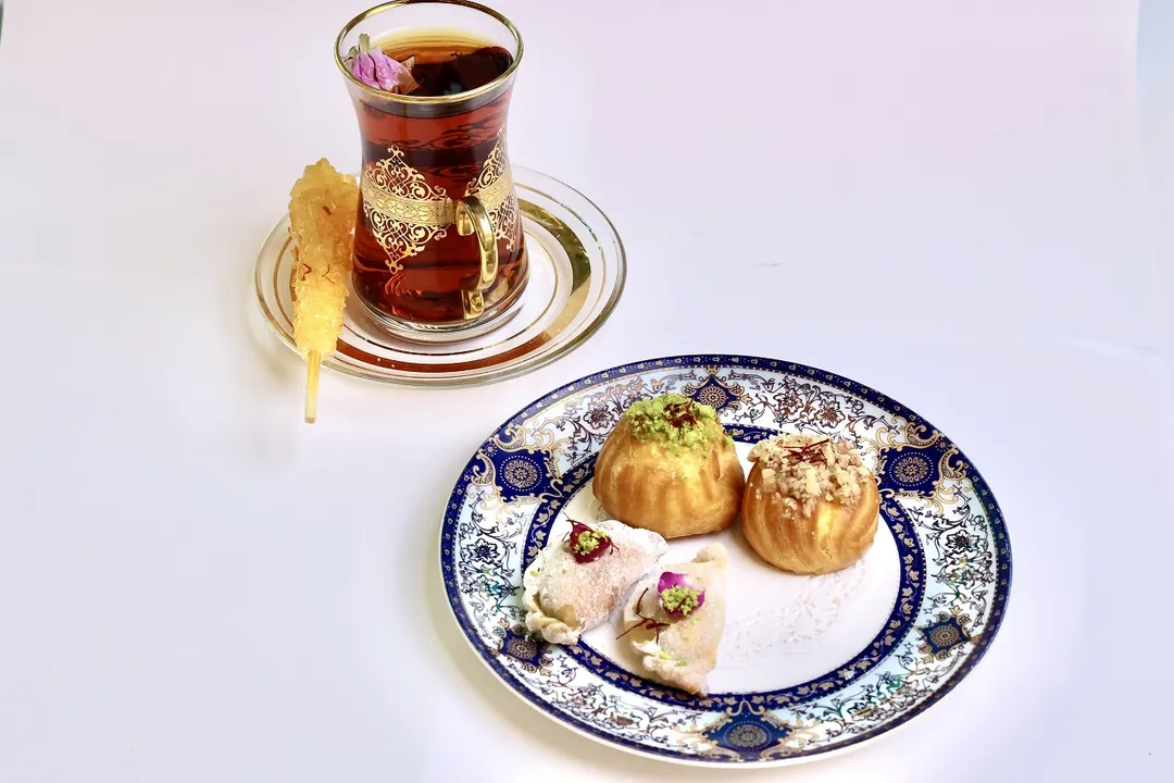 Noonkhamei with Tea