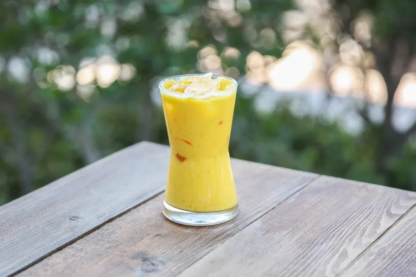 iced saffron latte