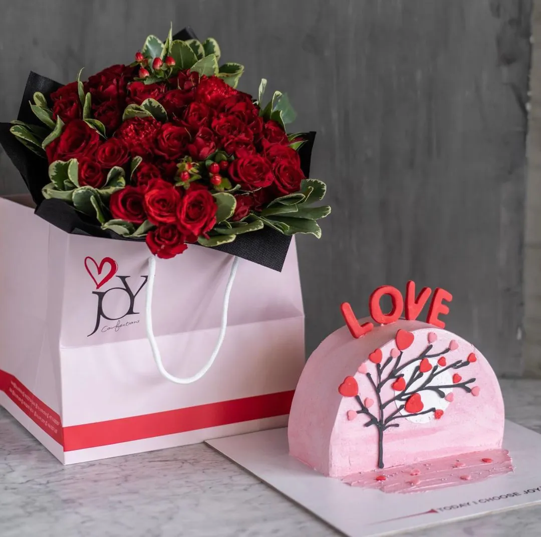 Valentines Corian Cake with Bouquet