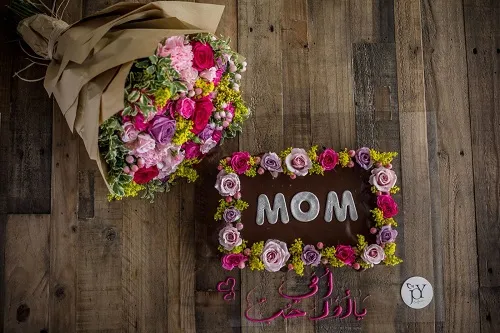 Bundle Mom Crown Cake with flower bouquet