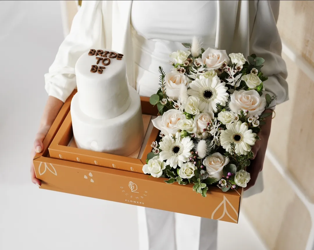 Gold box flower with cake ( white flower + + double white cake 4inch small mix chocolate vanilla)