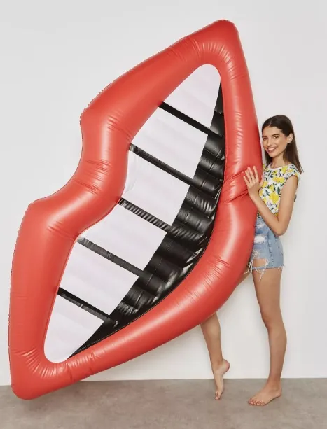 Large Lips Float (260 x 150 cm)
