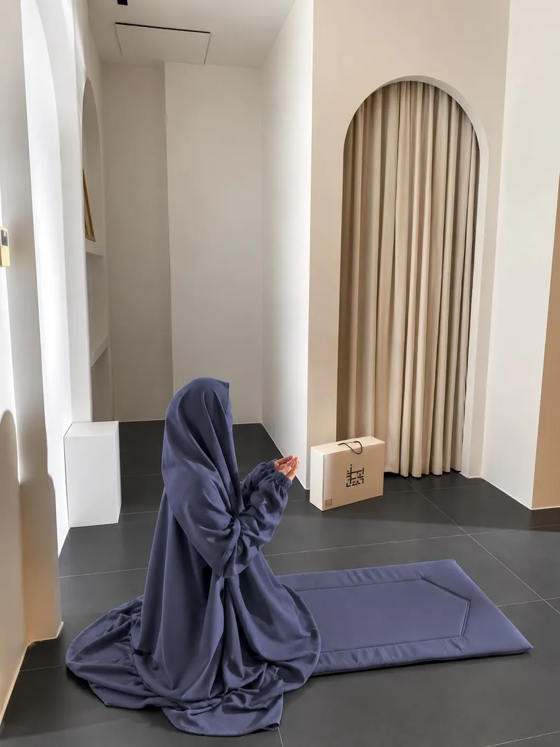 رمادي داكن