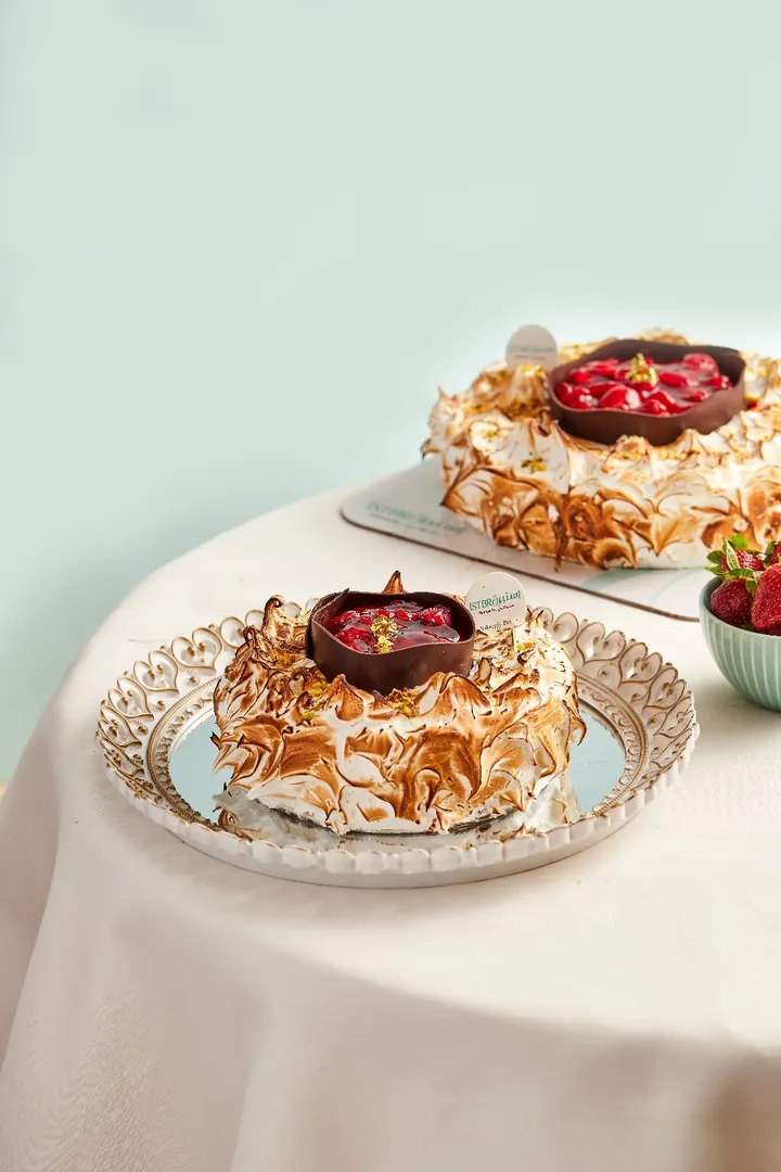 small pavlova cake